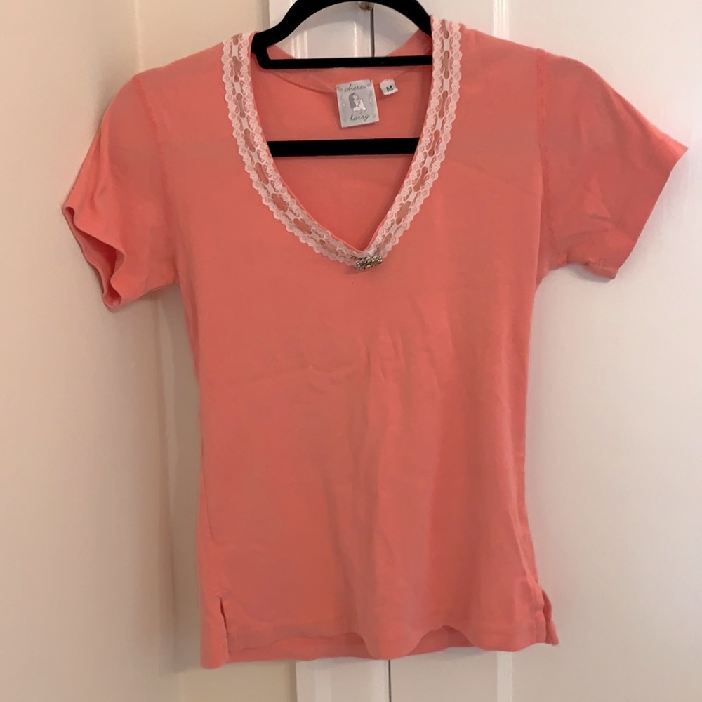 Pink shirt with lace and brooch